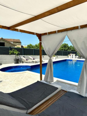 HelaMoni, New 5 Star 2 Person apartment with pool